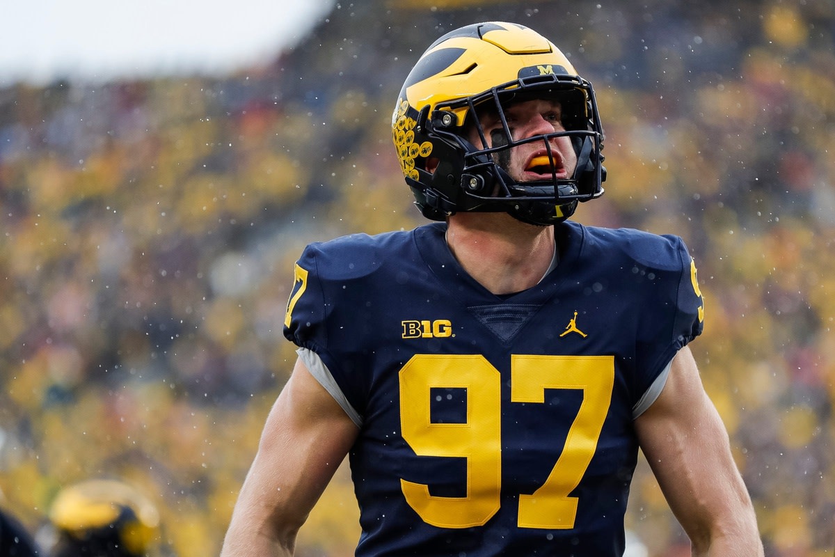 Michigan DE Aidan Hutchinson celebrates tackle